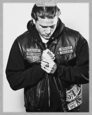 Imagem recente de charliehunnam