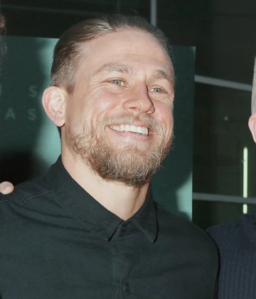 Imagem recente de charliehunnam