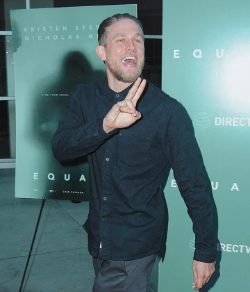 Imagem recente de charliehunnam