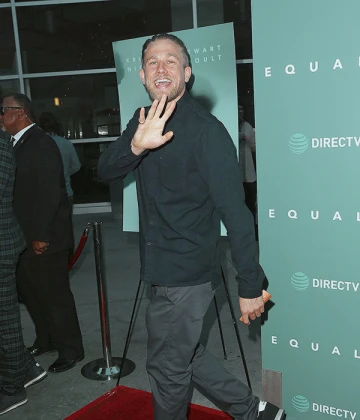 Imagem recente de charliehunnam