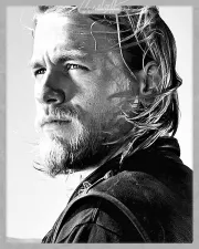 Imagem recente de charliehunnam