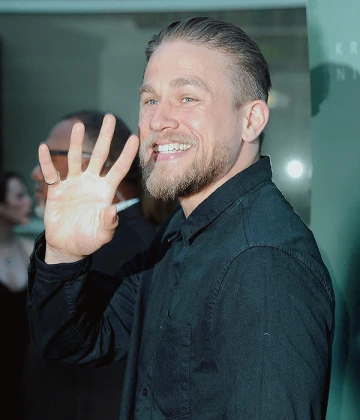 Imagem recente de charliehunnam