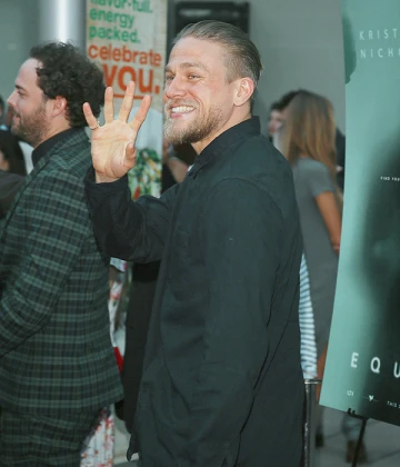 Imagem recente de charliehunnam