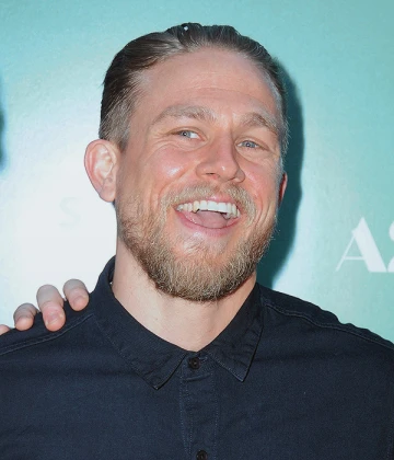 Imagem recente de charliehunnam