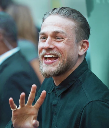 Imagem recente de charliehunnam