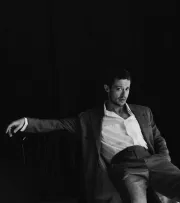 Imagem recente de josephquinn