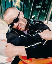 Imagem recente de josephquinn