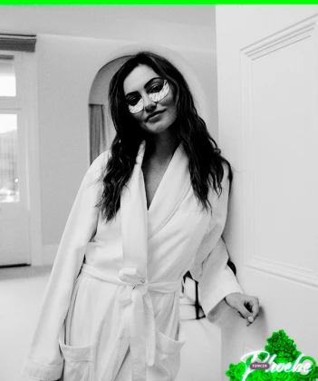 Imagem recente de phoebetonkin