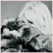 Imagem recente de sabcarpenter