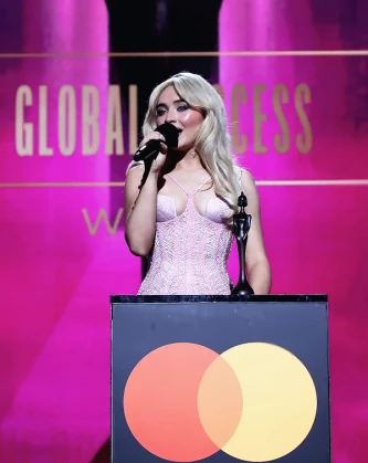 Imagem recente de sabrinacarpenter