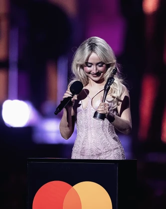 Imagem recente de sabrinacarpenter