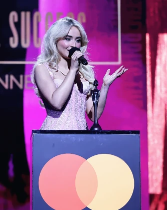 Imagem recente de sabrinacarpenter